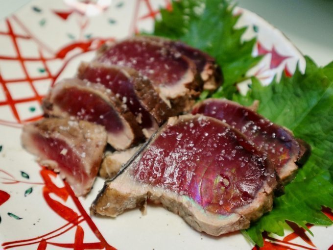 薬味もセットで絶品！高知の藁焼きカツオは分厚く切るべし