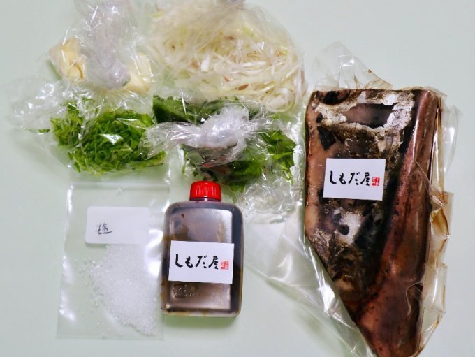 薬味もセットで絶品！高知の藁焼きカツオは分厚く切るべし