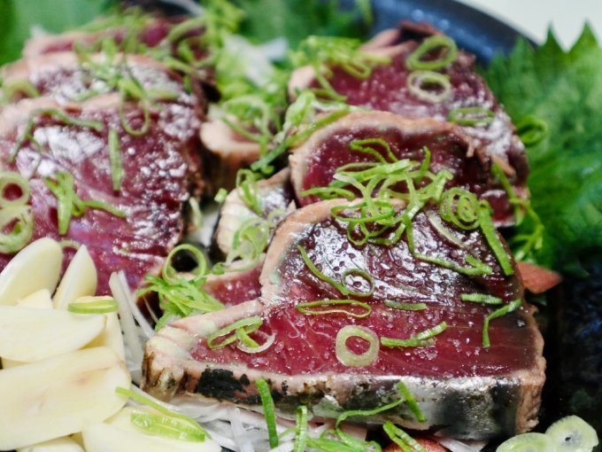 薬味もセットで絶品！高知の藁焼きカツオは分厚く切るべし