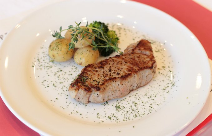 肉質はきめ細やかで、やわらかいカナダ産「ストリップロイン」 肉質はきめ細やかで、やわらかいカナダ産「ストリップロイン」