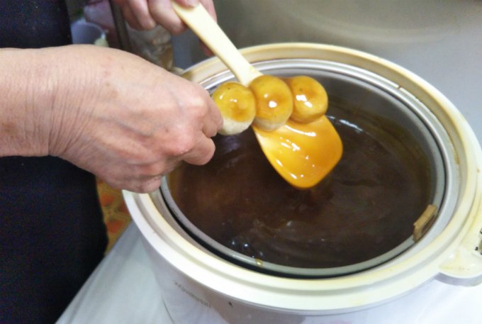 行列ができる茨城県大洗町のご当地グルメ！食感と風味がくせになる「みつだんご」