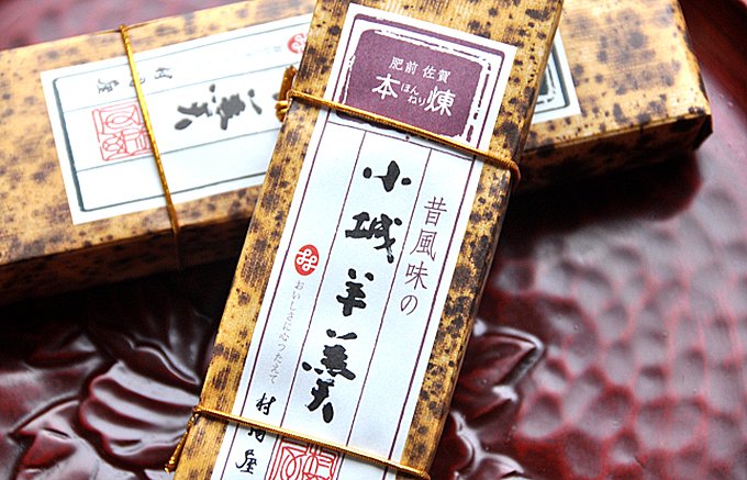 表面を白く糖化させているのが特徴の佐賀県の老舗 村岡屋の「昔風味の小城羊羹」 表面を白く糖化させているのが特徴の佐賀県の老舗 村岡屋の「昔風味の小城羊羹」
