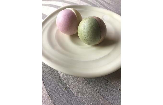 フェリス女学院大学の学生が商品開発に関わった和菓子「浜恋路（はまこひたび）」