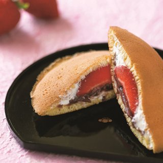 餡とクリームと生地とイチゴ、三位一体ならぬ四位一体のきんつば