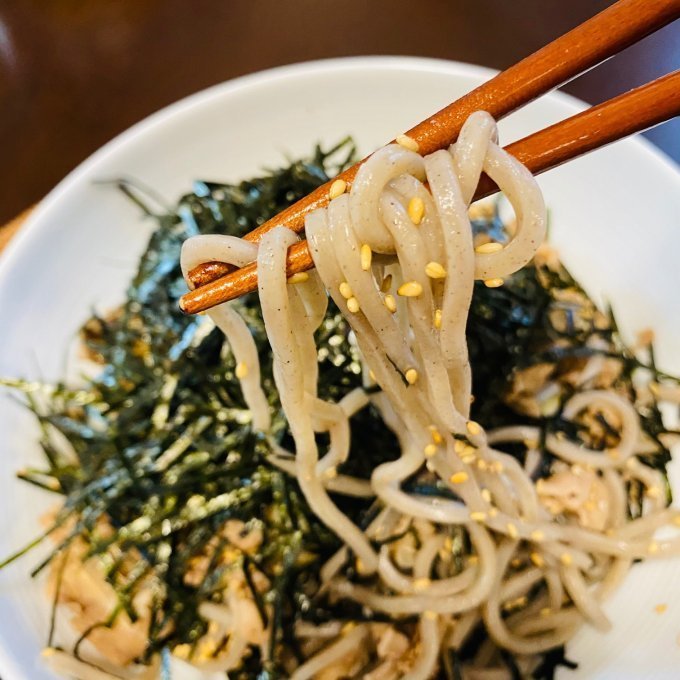 まさかこの味が自宅で！？ 「なぜ蕎麦にラー油を入れるのか。」の肉そばをお取り寄せ