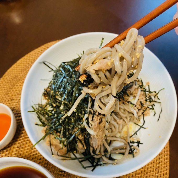 まさかこの味が自宅で！？ 「なぜ蕎麦にラー油を入れるのか。」の肉そばをお取り寄せ