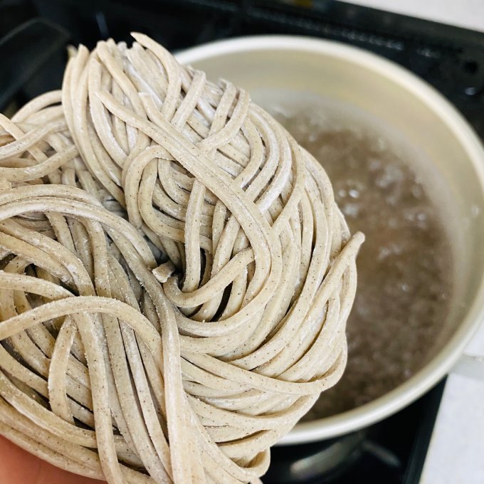 まさかこの味が自宅で！？ 「なぜ蕎麦にラー油を入れるのか。」の肉そばをお取り寄せ