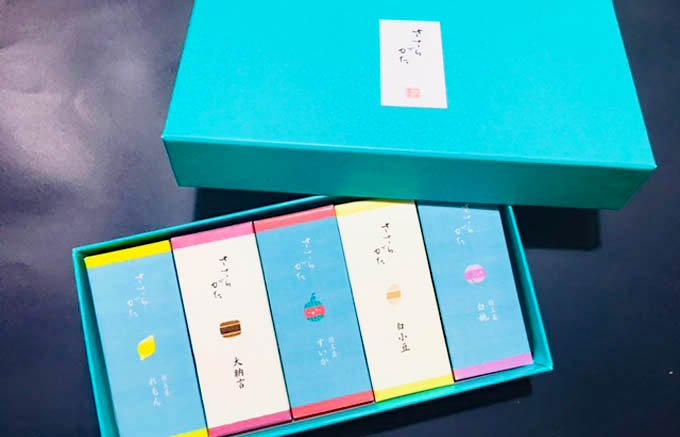 外も中もかわいい夏の和菓子、『両口屋是清』の「涼夏 ささらがた」 外も中もかわいい夏の和菓子、『両口屋是清』の「涼夏 ささらがた」